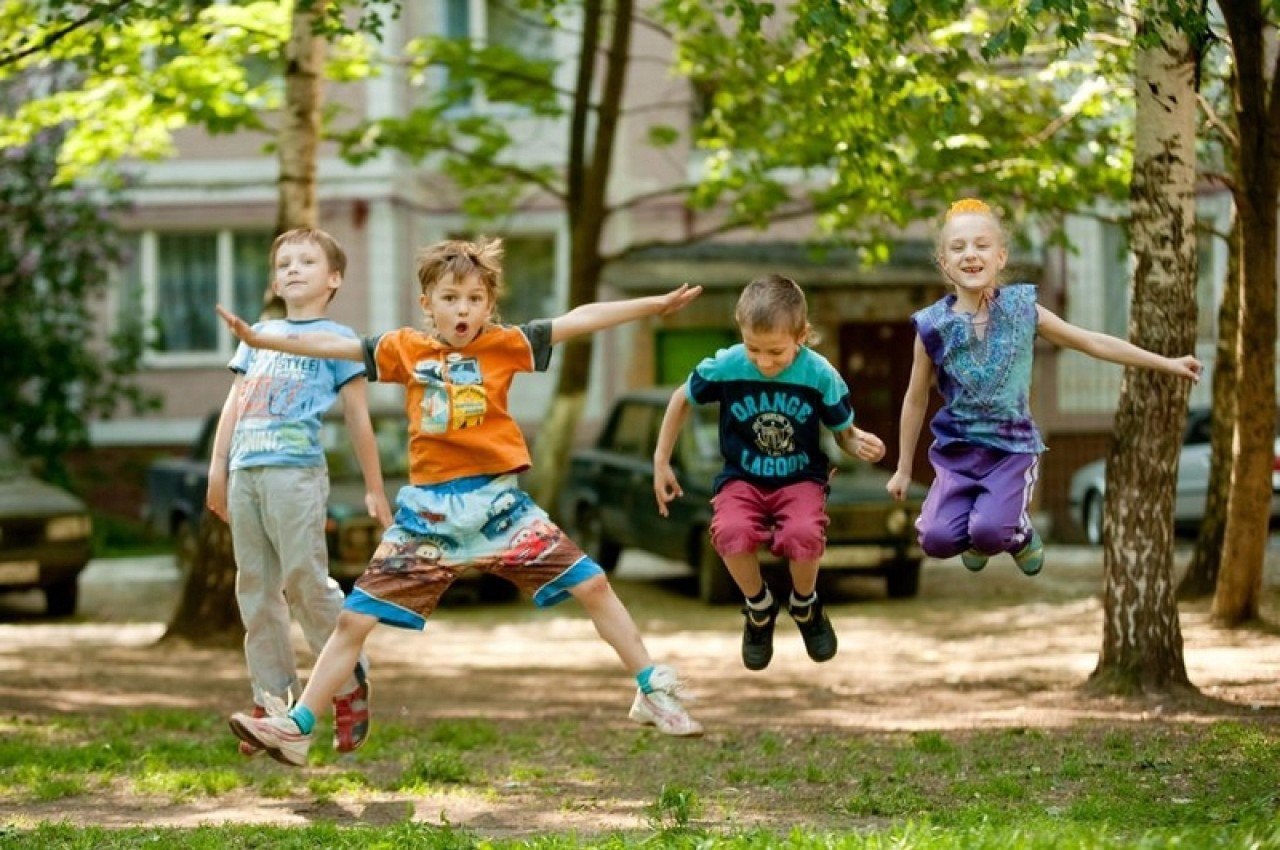 Играть на улице летом. Дети во дворе. Дети на прогулке. Дети играющие во дворе. Прогулки с малышом.