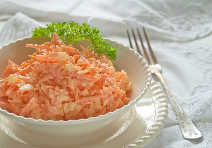 Морковный салат с яйцом.на 100грамм - 88.26 ккал, Б/Ж/У - 6.08/4.95/4.54Ингредиенты:Морковь — 4-5 ...