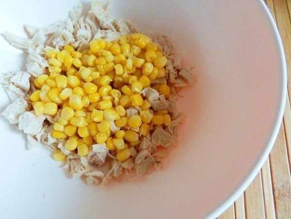 САЛАТ С КУРИЦЕЙ, СЫРОМ И АНАНАСОМ.Идеальное сочетание :)ИНГРЕДИЕНТЫ: 1 куриное филе; 50 г твердого ... - 3