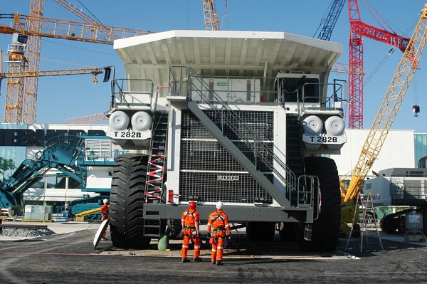 Самым крупным среди автосамосвалов является «БелАЗ-75600.