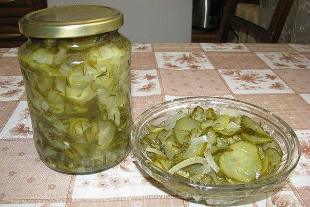 Салат из огурцов. Надёжный рецепт! Огурцы - 2 кг Лук - 200 г Зелень укропа - 200 г Уксуса ...
