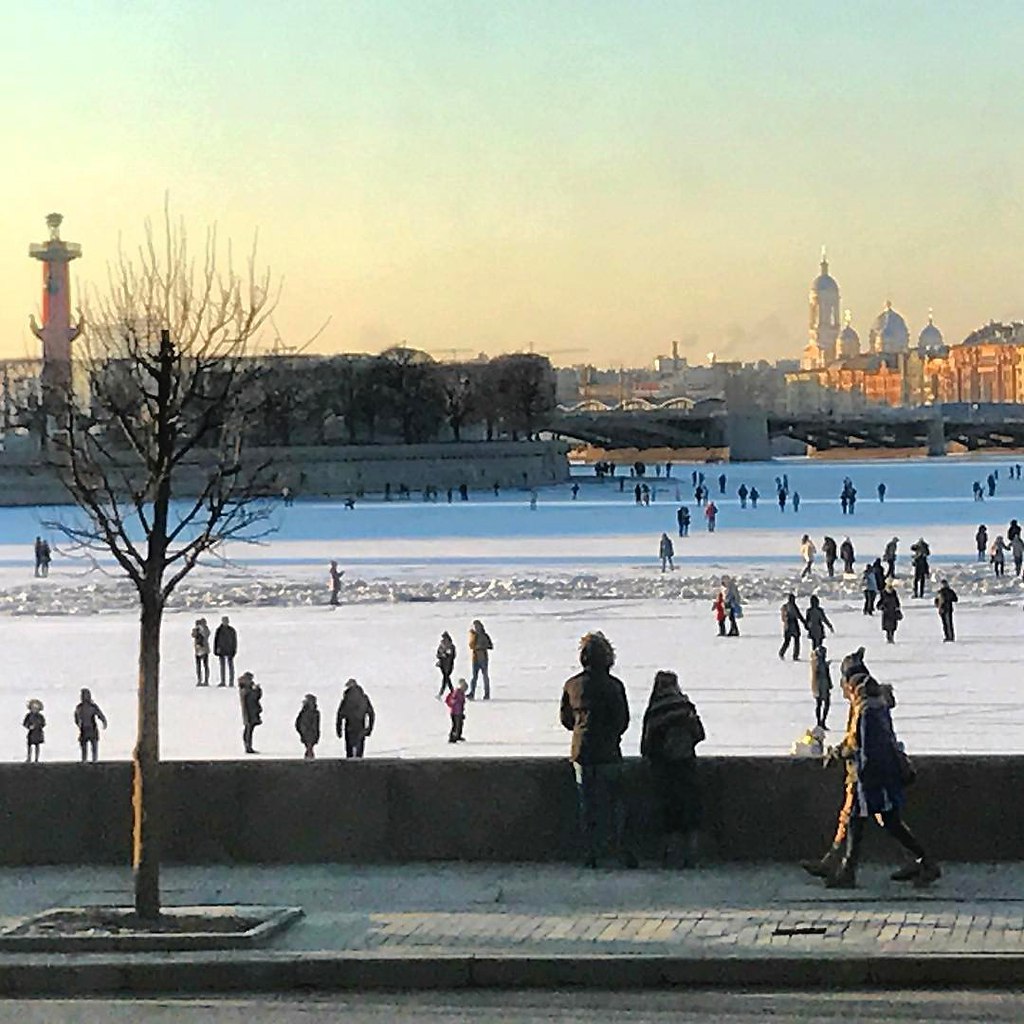 Люди в городе гуляют по льду песня. Каток на Неве в Питере. Боголюбов катание на Неве. Прогулки по льду рек и каналов Санкт Петербурга. Каток на реке Нева.