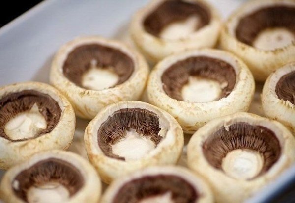 Шампиньоны с курицей и сыром. Ингредиенты: 500 г куриного филе 60 г феты 10 больших свежих ... - 2
