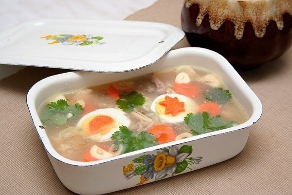 Куриный холодец.Вам понадобится:Курица 1 шт.Лук репчатый 1 шт.Морковь 140 гЧеснок дольки 5 шт.Соль ... - 8