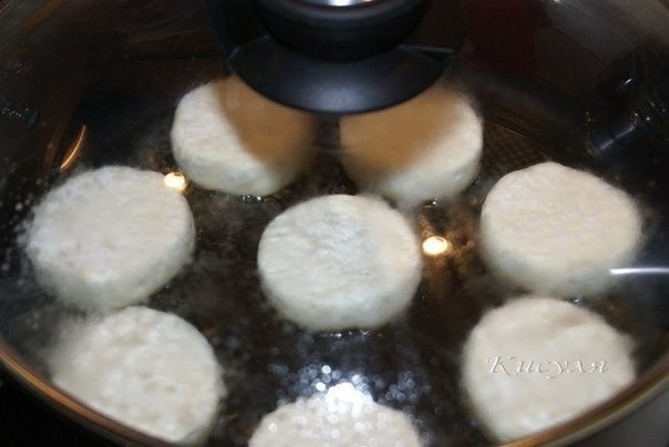 Сырники нежнейшие и пышные (без яиц).Ингредиенты:творог до 17 % жирности (две пачки по 180 г)соль ... - 7