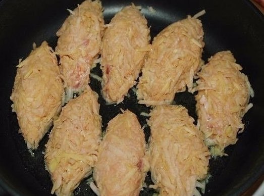 Картофельные зразы с мясным фаршем.Ингредиенты: - картофель - 1 морковь - 1 лук репчатый - мясной ... - 5