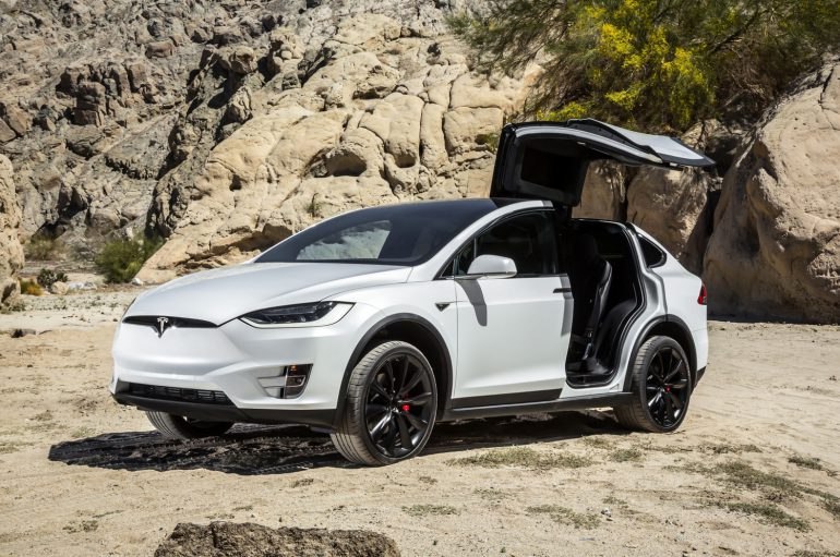 Tesla прекращает продажи базовой версии Model X 60D и готовит «неожиданный» анонс на 17 октября. ...