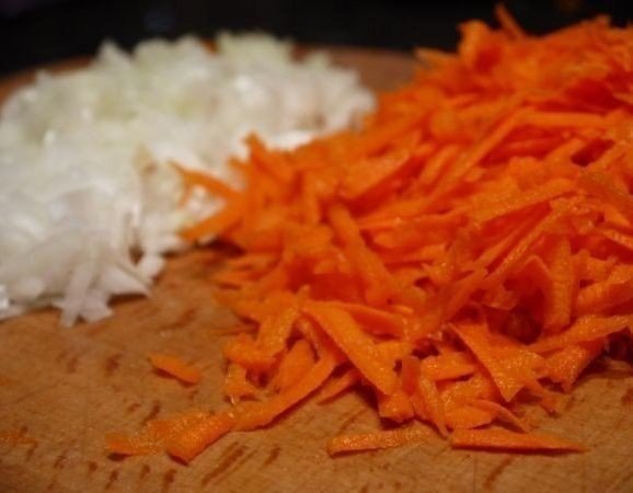 Салат слоеный с курицей.Ингредиенты:1. Куриное филе (грудка, бедро) — 250-300 г2. Грибы — 200 г3. ... - 3