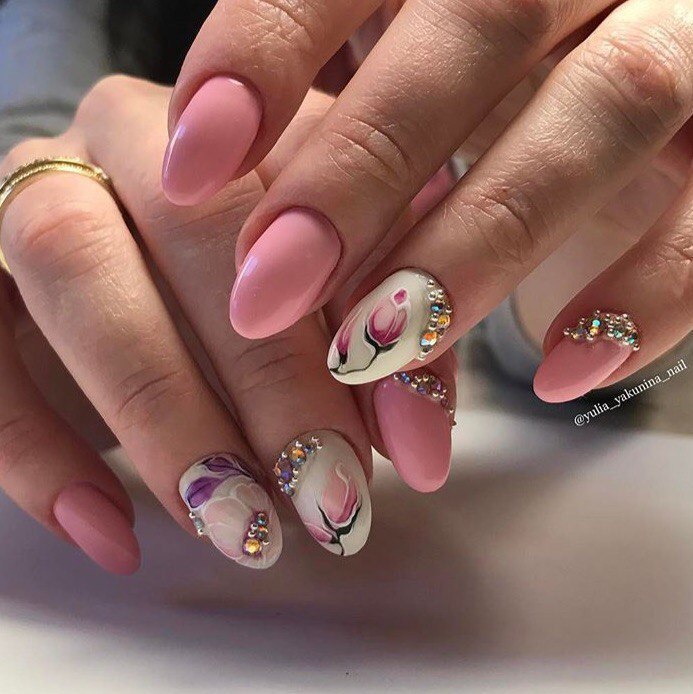 Маникюр миндаль на март. Ногти круглые весенние. Овальный маникюр с цветочками. Маникюр на овальные ногти розовый с цветочками.