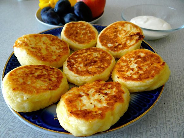 БАНАНОВЫЕ СЫРНИКИ.На 100гр-68ккалОчень вкусные, нежные, деткам нравится. Можно полить любым ...