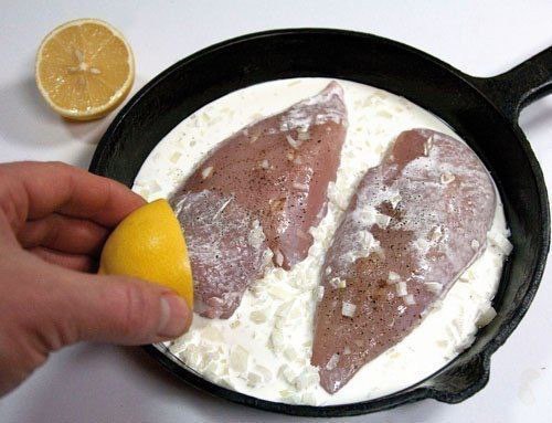 Куриные грудки, запеченные в сливках под сыром.Ингредиенты:Куриное филеЧеснок, который желательно ... - 5