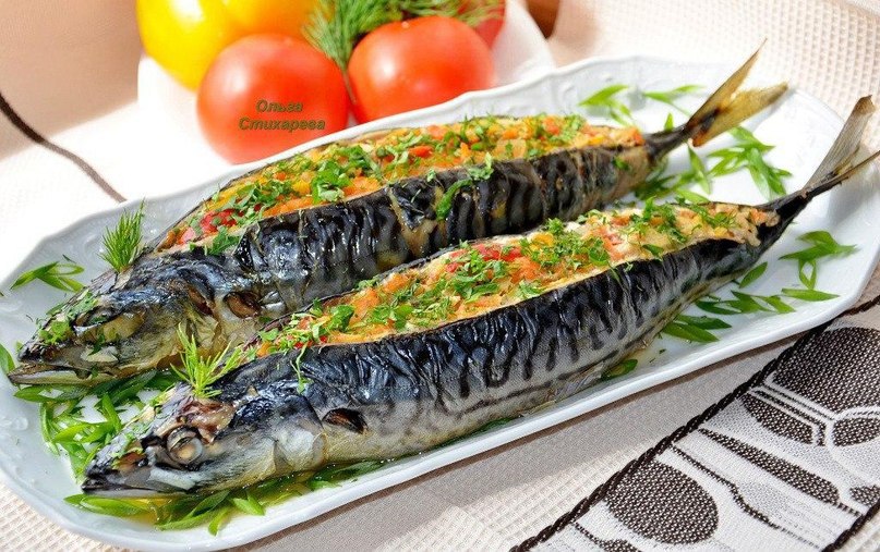 Запеченная скумбрия с овощами..... Скумбрию помыть, срезать плавники, разрезать по спинке от головы ...