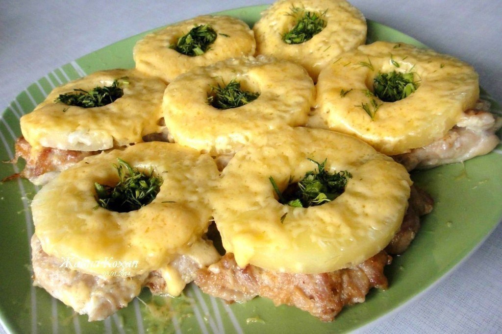 Куриные отбивные с ананасом. На 100грамм - 137.42 ккал белки - 19.78 жиры - 5.1 углеводы - 1.54 ...