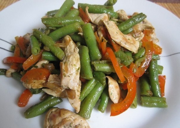 Тёплый салат с курицей, перцем и стручковой фасолью.67ккал на 100г Состав: 500 гр стручковой фасоли ...