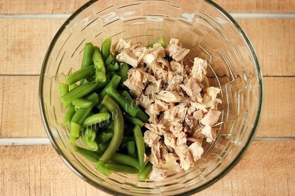 САЛАТ «ШЕДЕВР» С КУРИЦЕЙ И СЛАДКИМ ПЕРЦЕМ.Курица - 200 грамм;Перец красный сладкий (мясистый)- 250 ... - 6