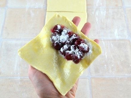 Слойки из готового слоеного теста с начинкой из замороженной вишни.Ингредиенты (получается 12 слоек ... - 4