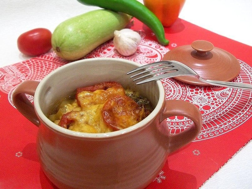 Мясо с овощами в горшочках. Ингредиенты: Мясо говядина — 400 г Картофель — 8 шт. Болгарский перец ...