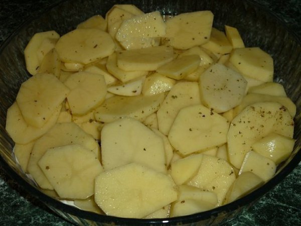 КАРТОШКА С КУРИНЫМИ НОЖКАМИ В ДУХОВКЕ.Ингредиенты: - 6 куриных ножек;- 1 кг картофеля;- 250 г ... - 4