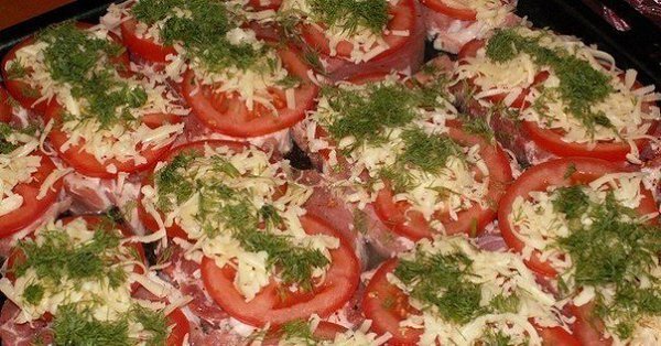 Мясо помосковски.Ингредиенты:Свинина (шейка) — 2 кгПомидор (крупные) — 4 штСыр твердый (твёрдый) — ... - 4