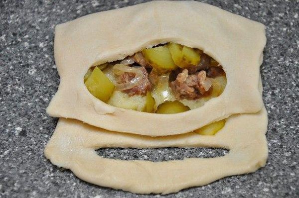 Лодочки из слоёного теста. Эти лодочки – полноценное блюдо с мясом, гарниром из картофеля, закуской ... - 4