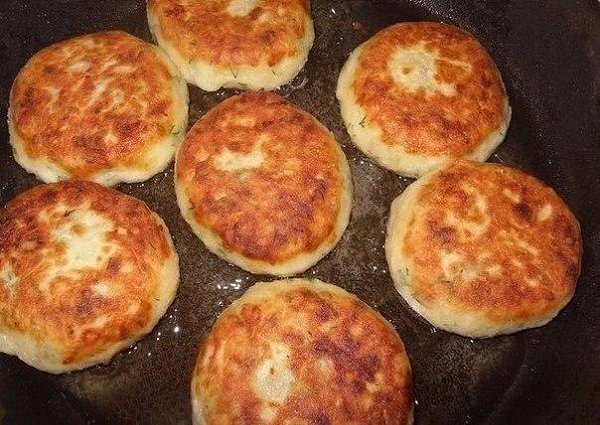 Котлеты из картофеля, сыра и укропа с грибами.Ингредиенты:Картофельное пюре - 300-400 гСливочное ... - 4