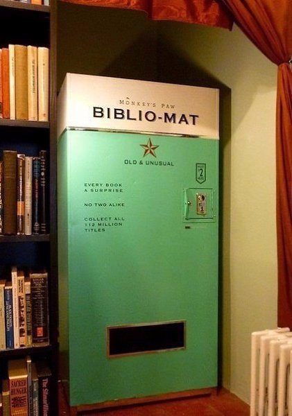 Этот торговый автомат выдает случайную книгу за 2$. Каждая книга — это сюрприз. Одинаковых книг в ...