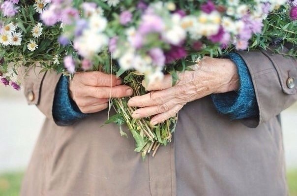 До слез... Сына мать качала... баюшки - баю, Вырастешь сыночек... помни мать свою. Ночь уже проходит ...