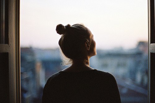 Он вечно держит меня в неизвестности, - живешь, будто нa доске кaчaешься. И в покое не хочет ...