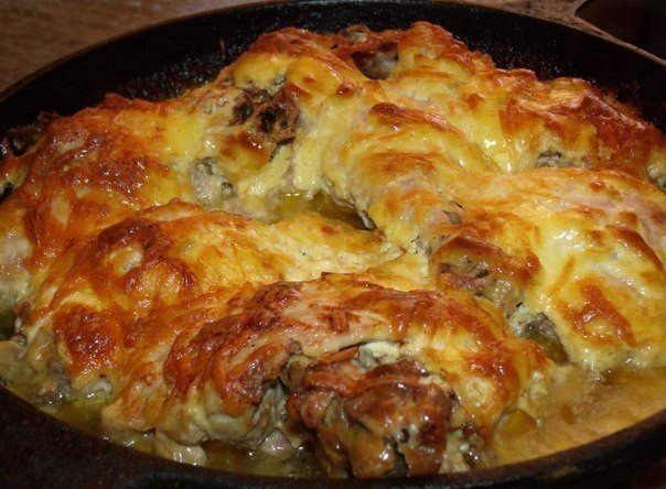 КУРОЧКА С ЧЕСНОКОМ И СЫРОМ.Ингредиенты:куриные окорока - 2 кг,сыр