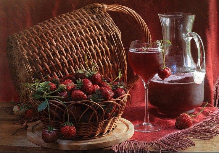 Скоро Новый Год!Думаю рецептик пригодится! Ароматный клубничный ликёр! 0,5 кг спелой, сладкой ...