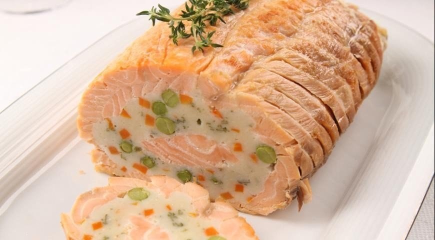 Рулет из лосося.Ингредиенты:2 больших филе лосося350 гр. филе камбалы300 гр. замороженного зеленого ...