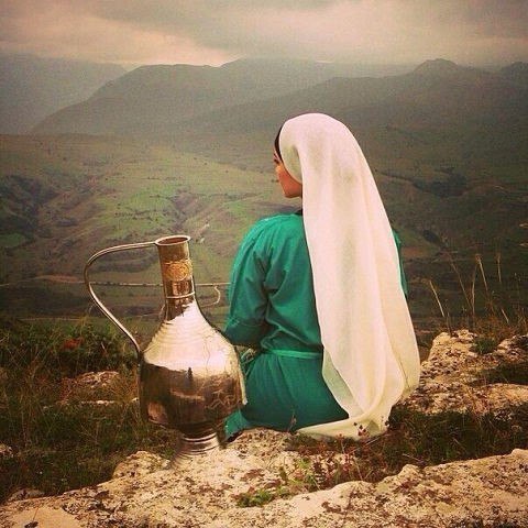 Всегда и везде первым женским достоинством была скромность.