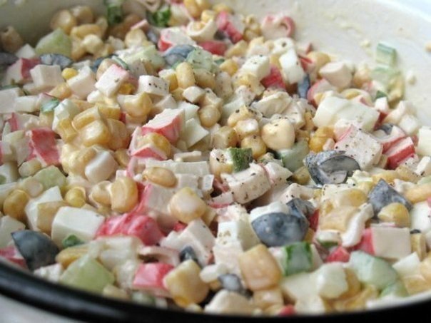 Очень вкусный салат с крабовыми палочками.Ингредиенты:-3 яйца-300г крабовых палочек-1 банка ...