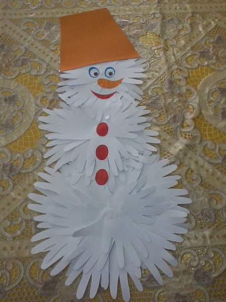 СНЕГОВИК ИЗ ЛАДОШЕК.#Новый_год_2017@roditeli_iДошкольники могут самостоятельно обвести свои ладошки ... - 6