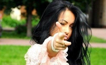 Не стали мы ни мудрыми, ни старыми, По - прежнему творим Бог знает что. Как вдохновенно плачем под ...