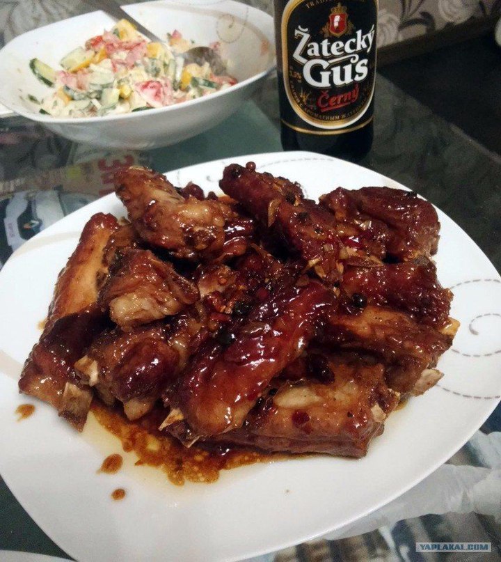 CВИНЫЕ РЁБРЫШКИ В ПИВЕ.ИНГРЕДИЕНТЫ: 1 кг свиных ребер 200 мл темного пива 3 ст.л. меда (любого) 20 г ...