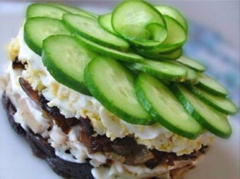 САЛАТ С КУРИЦЕЙ И ЧЕРНОСЛИВОМ.Ингредиенты курица вареная - 350 гр. вареные яйца - 2 шт. огурец - 1 ...