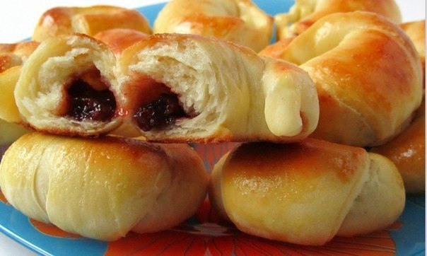 Калачики с джемом (творожное тесто на сыворотке).Тесто на сыворотке, а чтобы совсем уж вкусно было, ...