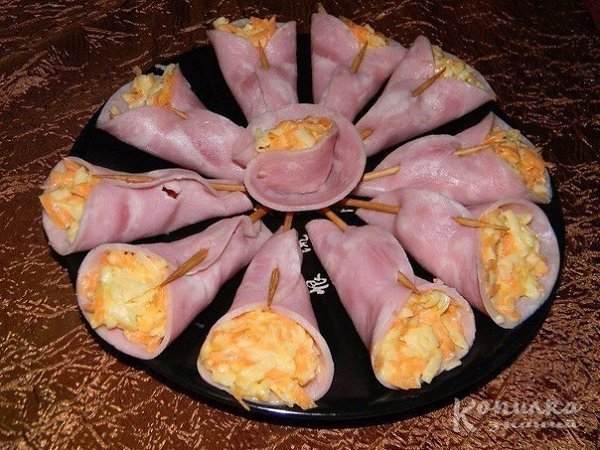 Праздничная закуска «Колокольчики».Ингредиенты:- 100 гр вареной колбасы или ветчины- 50 гр сыра ...