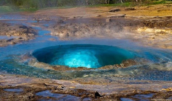 Это вулканический японский остров в Филиппинском море. Он самый южный и самый изолированный ... - 2