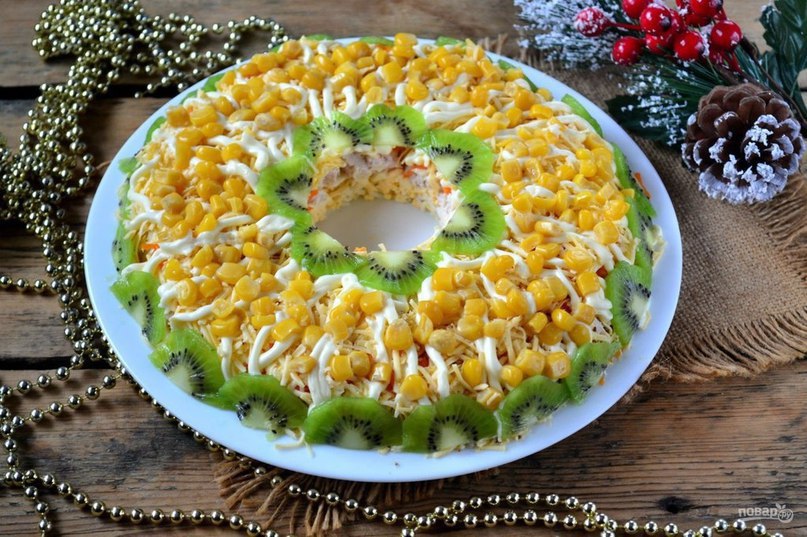 Куриный салат на Новый год.Ингредиенты:Куриная грудка — 300 ГраммСыр твердый — 150 ГраммЯйца куриные ...