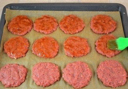 Котлеты в духовке с овощами и сыром.Ингредиенты:- 500 г говядины (можно свинины или готового фарша)- ... - 3
