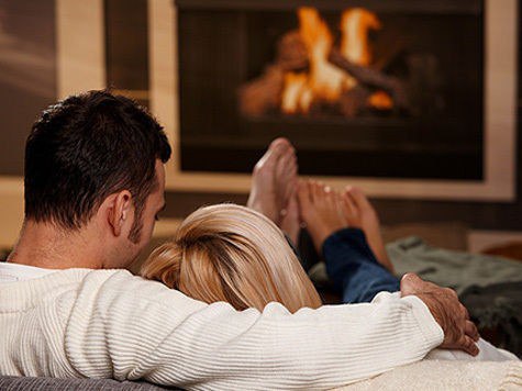 Тепло не там, где жаром пышет.Красиво сложенный камин.Как часто воздух скукой выжжен...Вдвоем… А ...