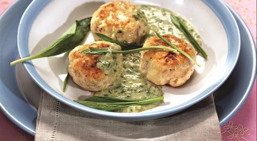 ПЕЧЕНЫЕ КУРИНЫЕ КОТЛЕТКИ ПОД БЕЛЫМ СОУСОМ.Ингредиенты:- куриная грудка 350-400 г- морковь 1 шт. - ...