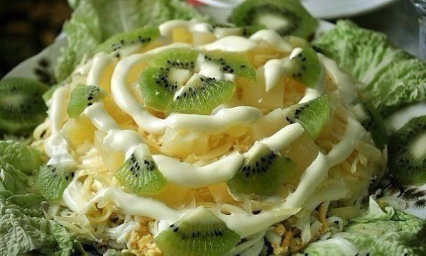 10 салатов с грибами.1. Салат из куриного филе, свежих огурцов и консервированных ... - 6