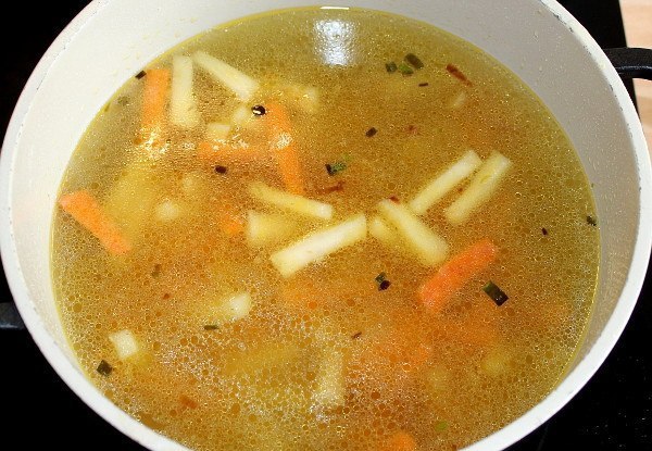 Суп с сырными клёцками. Ароматный быстрый суп с сырными клёцками и овощами без мяса на бульоне. ... - 5