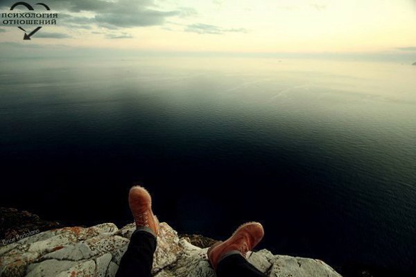 Не забывай, что ты не одинок: в самые тяжкие минуты рядом с тобой Бог. © Омар Хайям