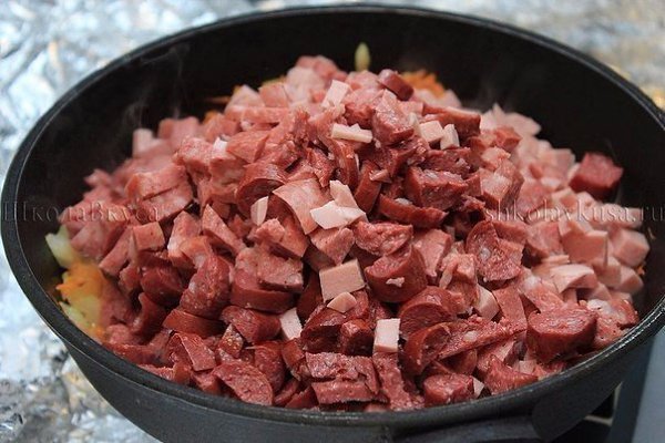 Солянка с колбасой.Ингредиенты:Картофель - 3 больших клубняКолбаса вареная - 200 гр.Колбаса ... - 4