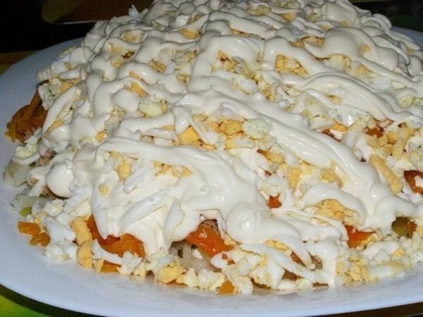 Салат Печень под шубой с яблоками и сыром.Ингредиенты:печень (говяжья) отварная - 250-300 гр.яйцо - ...