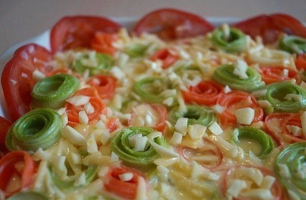 Красивая овощная запеканка. Ингредиенты: Кабачок молодой 1 шт. Морковь крупная 1 шт. Помидор 2 шт. ... - 10